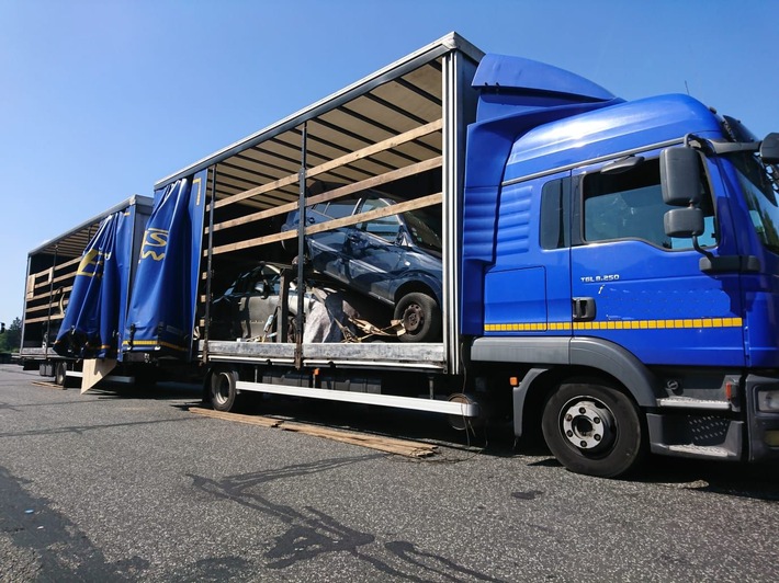 POL-GI: Schrottfahrzeuge und Reifen - Weiterfahrt erst nach Umladen - Kontrollen für die Verkehrssicherheit