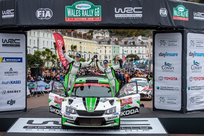 Rallye Großbritannien: SKODA Junior Rovanperä gewinnt WRC 2 klar vor Teamkollege Tidemand (FOTO)