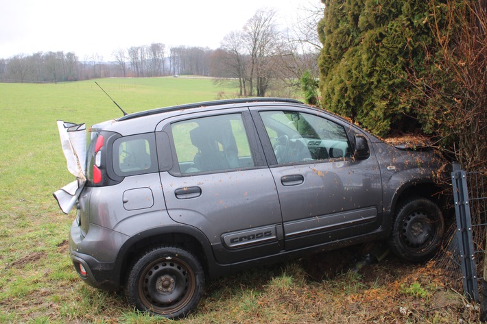 POL-RBK: Overath - Pkw-Fahrer kollidiert mit Strommast und schwebt in Lebensgefahr