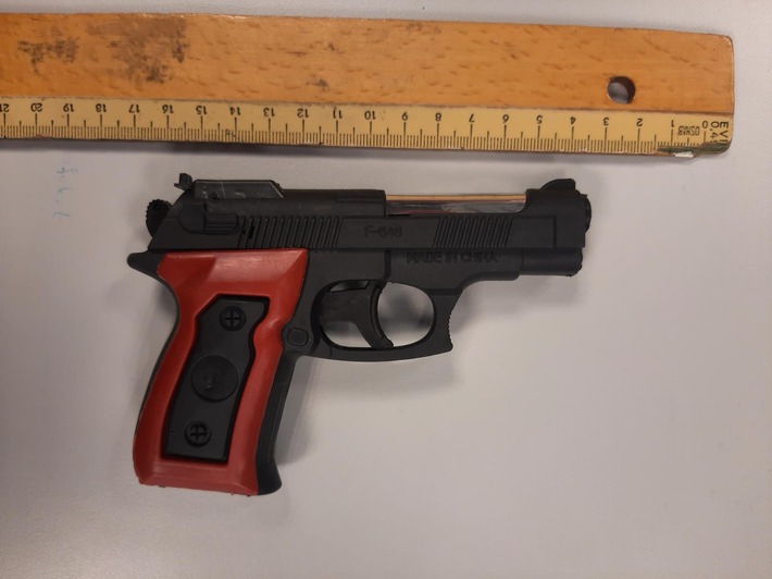 BPOLI MD: Täuschend echte Spielzeugpistole: 17-Jähriger bedroht Familie im Zug