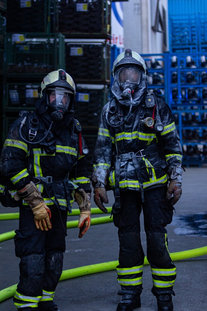 FW-MK: Brennende Absauganlage beschäftigt Feuerwehr mehrere Stunden