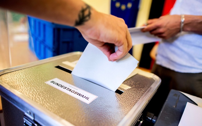 Ein Wähler wirft in einem Wahllokal, das im Klassenraum einer Grundschule im Stadtteil Prenzlauer Berg untergebracht ist, seinen Stimmzettel für die Bundestagswahl in eine Wahlurne. (Bild darf nur in Zusammenhang mit Berichterstattung über GADMO verwendet werden.) / Weiterer Text über ots und www.presseportal.de/nr/8218 / Die Verwendung dieses Bildes für redaktionelle Zwecke ist unter Beachtung aller mitgeteilten Nutzungsbedingungen zulässig und dann auch honorarfrei. Veröffentlichung ausschließlich mit Bildrechte-Hinweis.