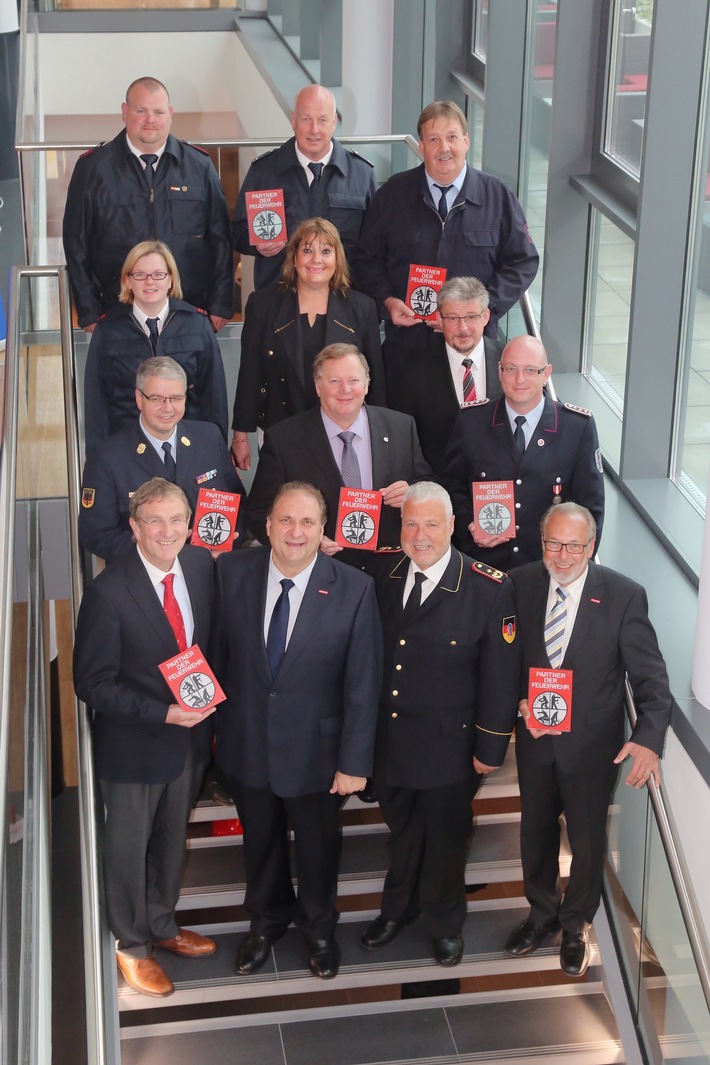 Ehrenswert: Handwerk ist Partner der Feuerwehr / Präsidenten von DFV und ZDH zeichnen sieben engagierte Betriebe aus (FOTO)