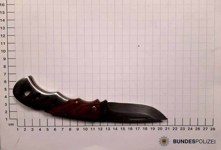 BPOL NRW: Bahnmitarbeiter geschlagen - Bundespolizisten stellen Messer sicher