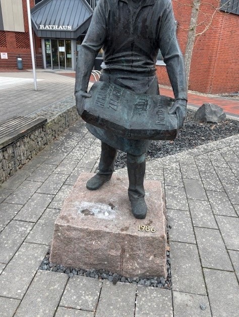 POL-CUX: Diebstahl an der "Zementpacker-Statue" in Hemmoor - Zeugenaufruf (Foto im Anhang)