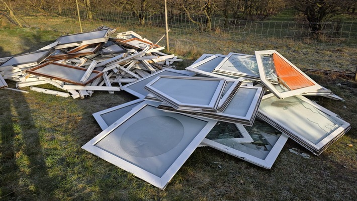 POL-STD: Dreiste Müllentsorgung zu Weihnachten - Fenster in Horneburger Feldmark abgeladen