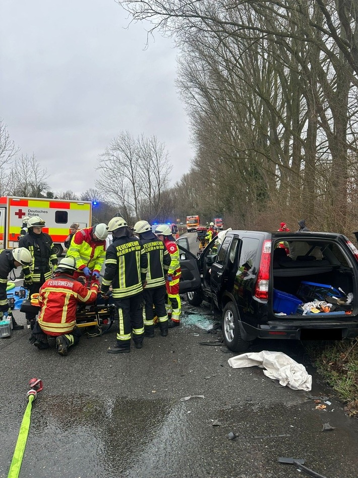 FW-MH: Schwerer Verkehrsunfall mit drei Verletzten