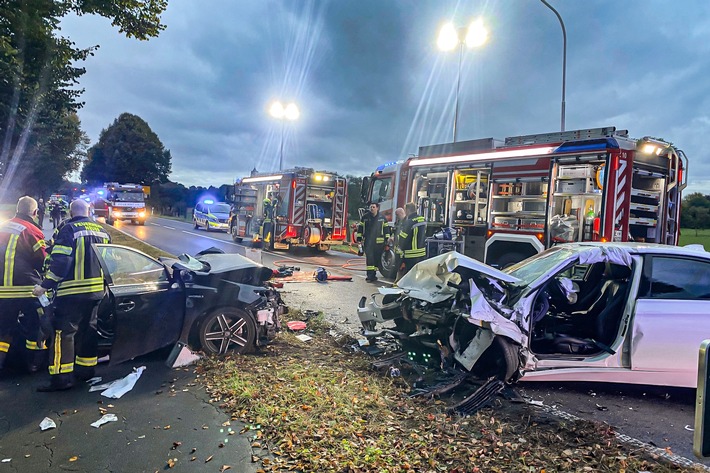 FW-NE: Verkehrsunfall mit Frontalkollision in Neuss-Norf | Zwei Personen schwer verletzt