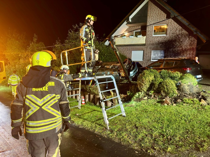 FW Hünxe: Pkw landet im Vorgarten auf dem Dach