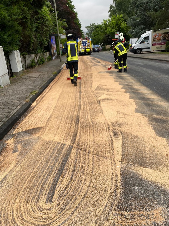 FW Mettmann: Ausgedehnte Ölspur im gesamten Kernstadtgebiet