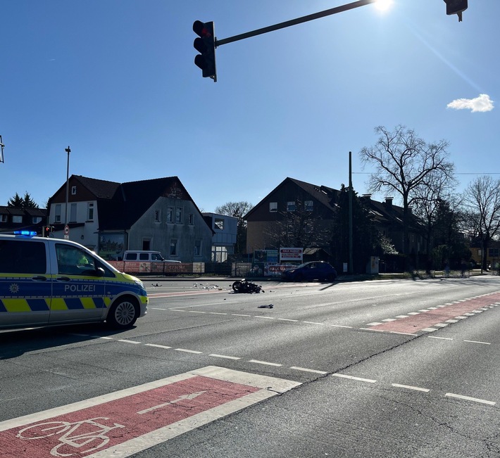 POL-BI: Verkehrsunfall mit schwerverletztem Kradfahrer - Unfallverursacher flüchtet zunächst