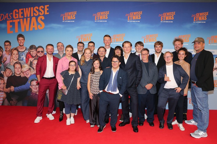 Weltpremiere von DAS GEWISSE ETWAS: Das wunderbare Ensemble feiert auf dem Roten Teppich in München