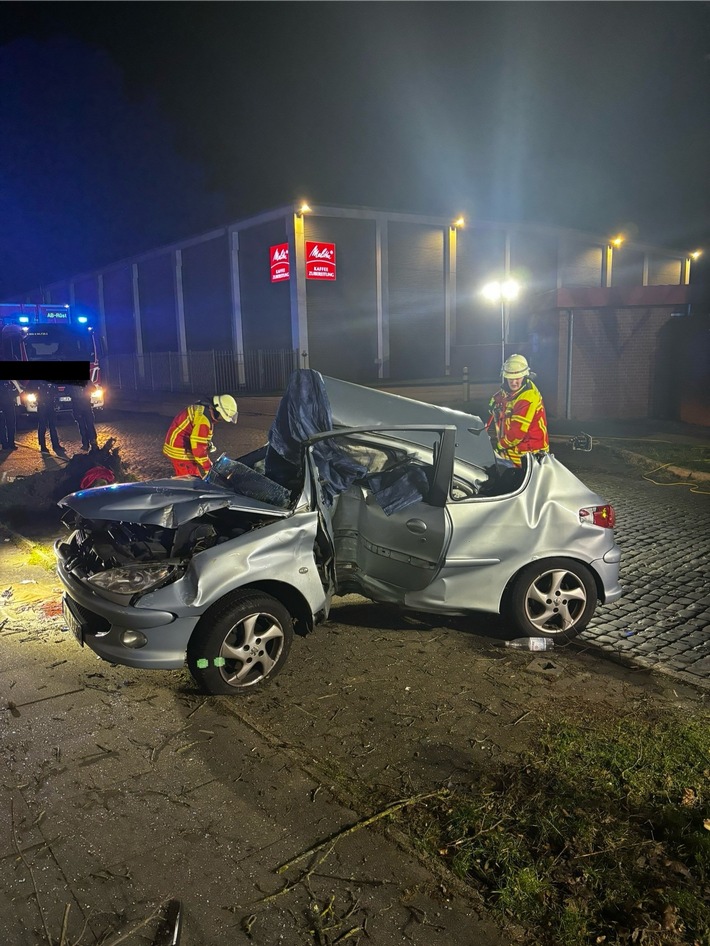 FW Minden: PKW entwurzelt Baum in Mindener Innenstadt