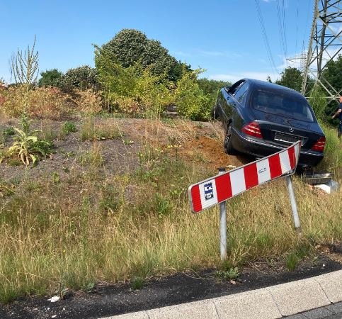 POL-WES: Dinslaken - Pkw-Fahrer flüchtet vor der Polizei - Fahrt endet auf einem Kreisverkehr