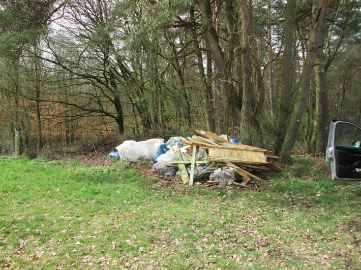 POL-KB: Frankenberg und Burgwald - Baumüll im Wald entsorgt, Polizei ermittelt in zwei Fällen wegen Umweltstraftaten