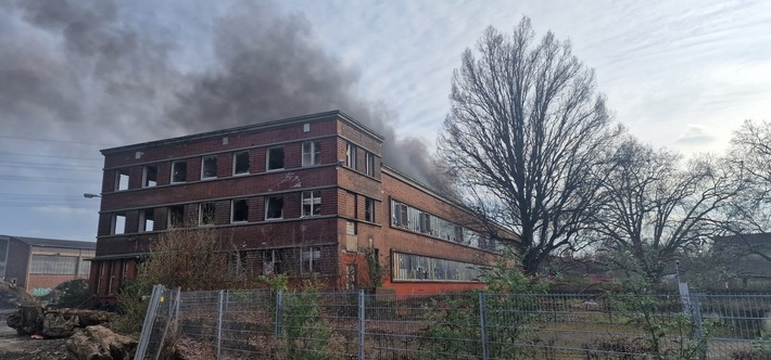 FW-E: Starke Rauchentwicklung aus leerstehender Industrieruine - Brandausbreitung verhindert