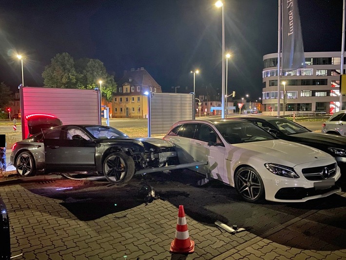 POL-KS: Mutmaßliches Autorennen endet mit schwerem Unfall: 200.000 Euro Schaden