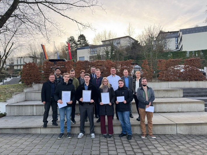 Verleihung des Heinrich-August-Schoeller-Bestenpreises des Verbands DIE PAPIERINDUSTRIE für die jahrgangsbesten Papiertechnologinnen und Papiertechnologen im Papierzentrum in Gernsbach