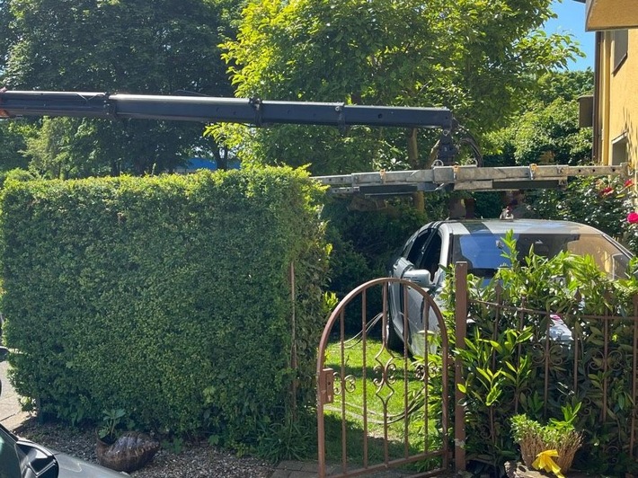 POL-HA: Gas und Bremse verwechselt - 88-jähriger Autofahrer fährt durch Hecke in den Vorgarten eines Wohnhauses