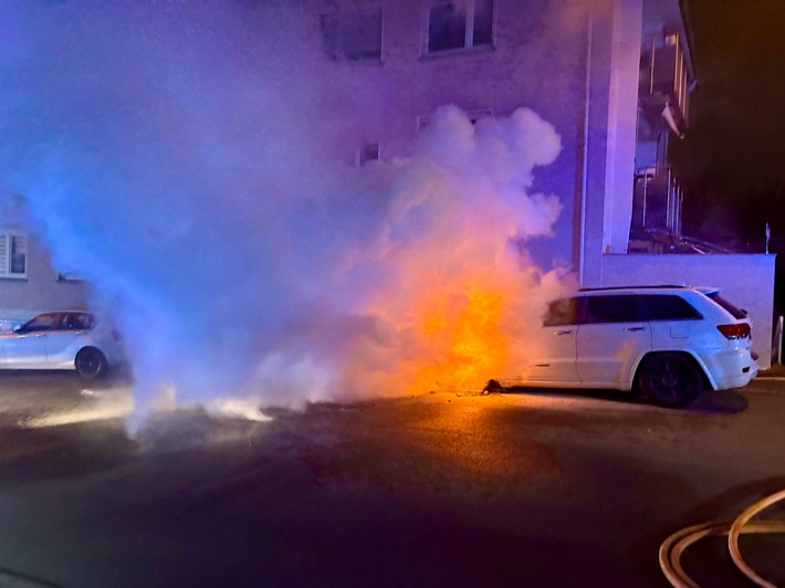 FW Stuttgart: Brennende PKW beschädigen Gebäude in Stuttgart-West
