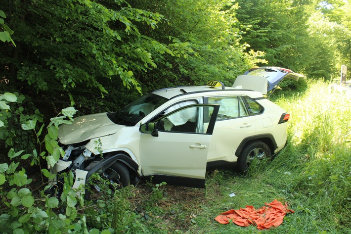POL-RBK: Wermelskirchen - Zwei Verletzte und hoher Sachschaden bei Verkehrsunfall