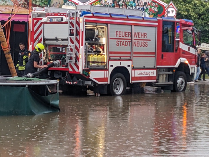 FW-NE: Schützenhilfe fürs Schützenfest | Feuerwehr beseitigt Überschwemmung auf dem Kirmesplatz nach Starkregen