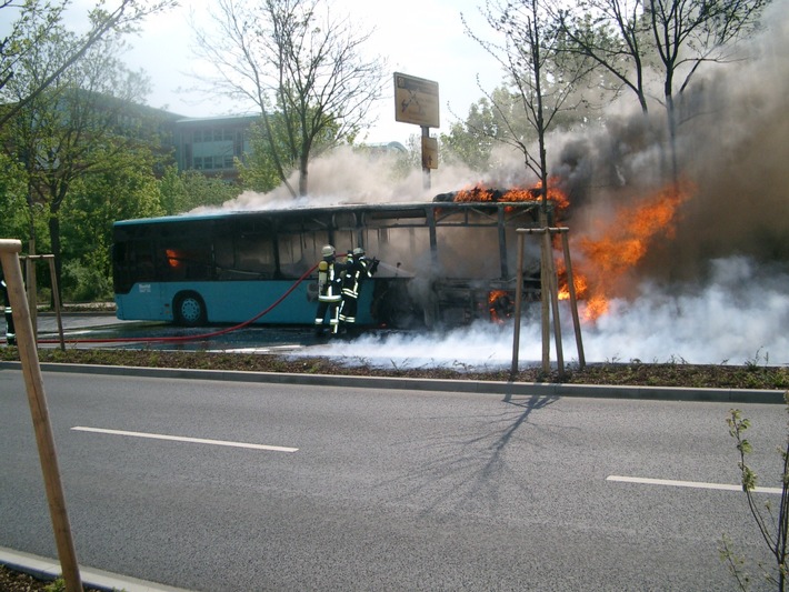 POL-F: 060509 - 0516  Heddernheim: Linienbus ausgebrannt
