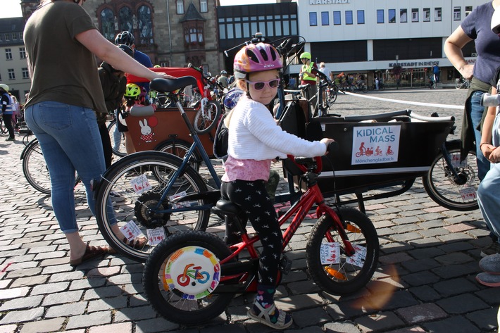 &quot;Platz da für die nächste Generation!&quot; / Die Kidical Mass eroberte die Straßen mit über 100 bunten Fahrraddemos