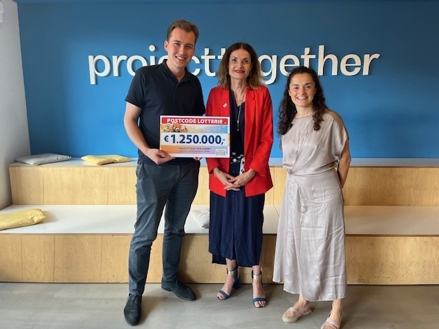 v.l.n.r. Philipp von der Wippel (Gründer von ProjectTogether und Mitinitiator des Vereint für Demokratie Fonds), Friederike Behrends (Vorsitzende der Geschäftsführung der Deutschen Postcode Lotterie), Esra Küçük (Vorständin der Allianz Foundation und Mitinitiatorin des Vereint für Demokratie Fonds) / Weiterer Text über ots und www.presseportal.de/nr/41583 / Die Verwendung dieses Bildes für redaktionelle Zwecke ist unter Beachtung aller mitgeteilten Nutzungsbedingungen zulässig und dann auch honorarfrei. Veröffentlichung ausschließlich mit Bildrechte-Hinweis.