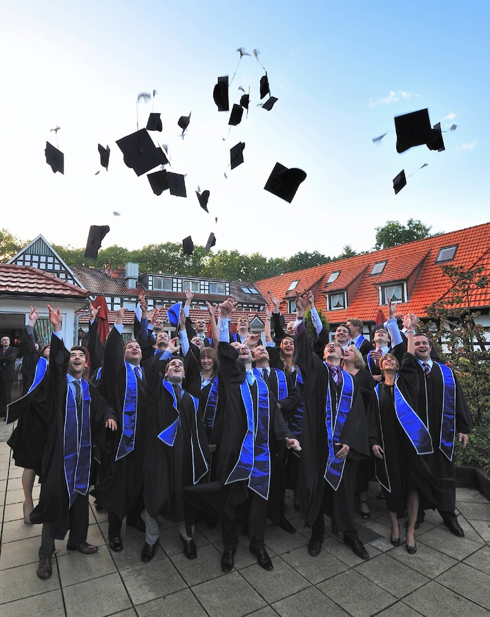 Nachwuchsförderung bei der Deutschen Vermögensberatung (DVAG): Fünfter Studienjahrgang startet in das duale Studium (BILD)