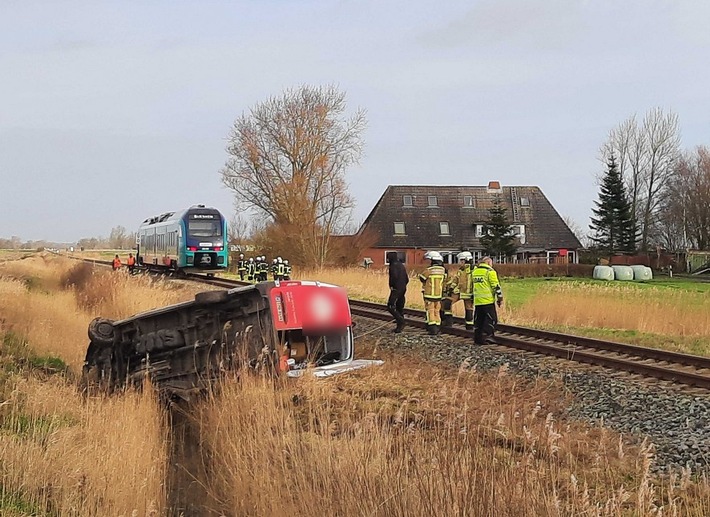 BPOL-FL: Zug kollidiert mit Kleintransporter - Fahrer verletzt