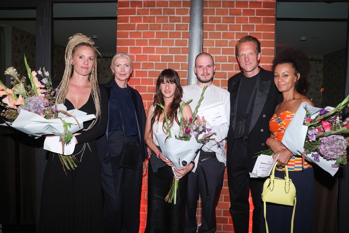 RISING VOICES AWARD: Fashion Council Germany und UGG® verkünden Milk of Lime als Gewinner des mit 20.000 EUR dotierten Preises während des Berlin Fashion Week Openings &amp; Firesidechats im Borchardt