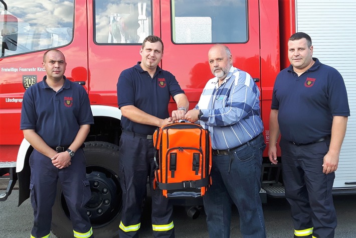FW-OE: Löschgruppe Welschen Ennest dankt dem Deutschen Roten Kreuz für neuen Rettungsrucksack / Gute Zusammenarbeit zwischen Feuerwehr und DRK