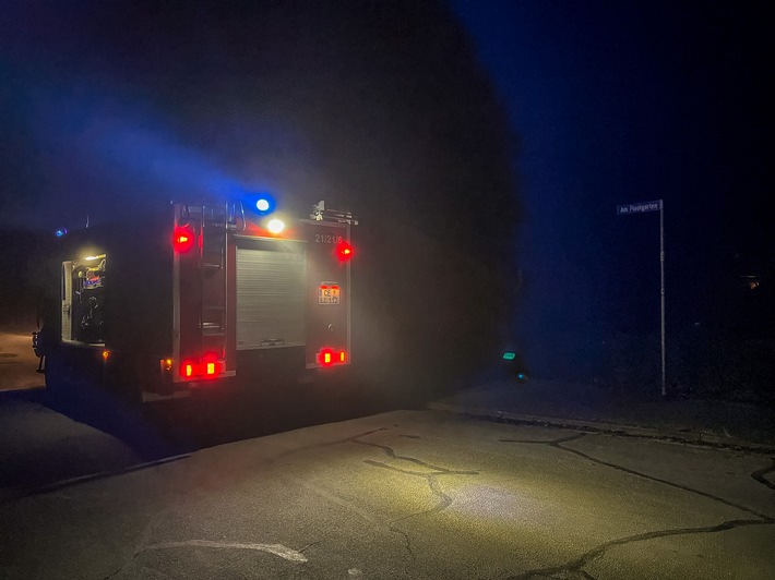 FW Flotwedel: Brennende Gartenmöbel fordern nächtlichen Feuerwehreinsatz