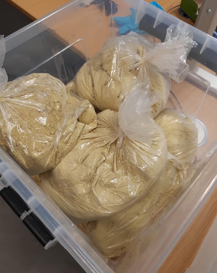 BPOL NRW: Bundespolizei nimmt 41-jähriger Spanier mit acht Kilogramm Paracetamol-Coffein Gemisch im Reisekoffer am Bahnhof Kaldenkirchen fest; er wurde mit einem Haftbefehl gesucht