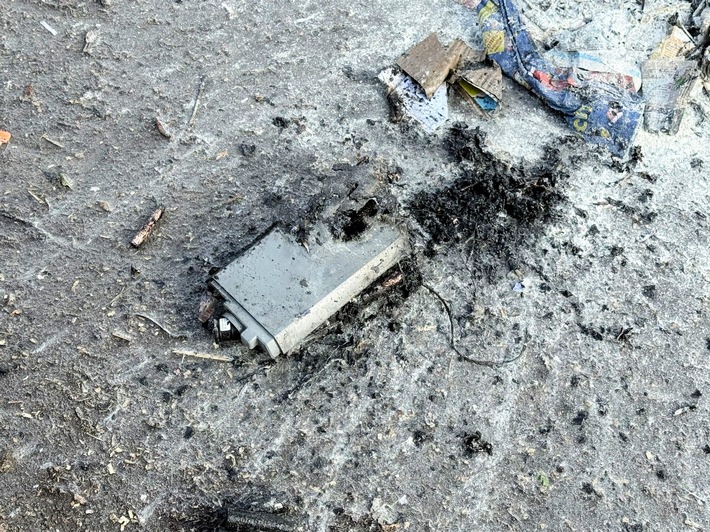 FW-KLE: Erneuter Brand in einem Müllwagen durch unsachgemäß entsorgte Akkus im Hausmüll - Die Feuerwehr verhinderte ein Übergreifen des Brandes auf den gesamten Müllwagen