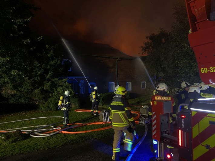 FW-SE: Feuer in einem landwirtschaftlichen Betrieb in Kisdorf