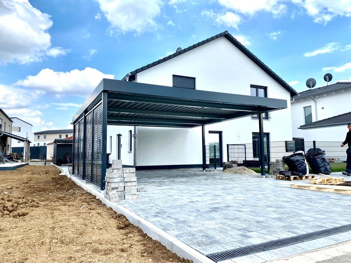 Anbaucarport an Betongarage, Wand-Carport München - Gartenbau-Carport-Garagen Schmidt ist der r.jpeg