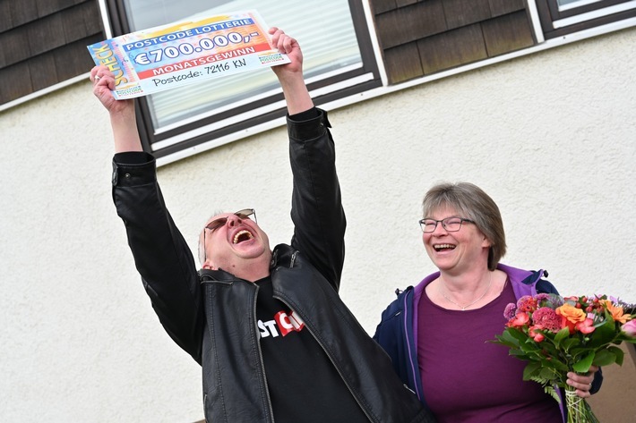 Herbert und Ehefrau Susanne freuen sich dank seines gezogenen Postcodes gemeinsam über den Monatsgewinn. / Mössingen im Ausnahmezustand: Herbert freut sich über 700.000 Euro / Weiterer Text über ots und www.presseportal.de/nr/41583 / Die Verwendung dieses Bildes ist für redaktionelle Zwecke unter Beachtung ggf. genannter Nutzungsbedingungen honorarfrei. Veröffentlichung bitte mit Bildrechte-Hinweis.