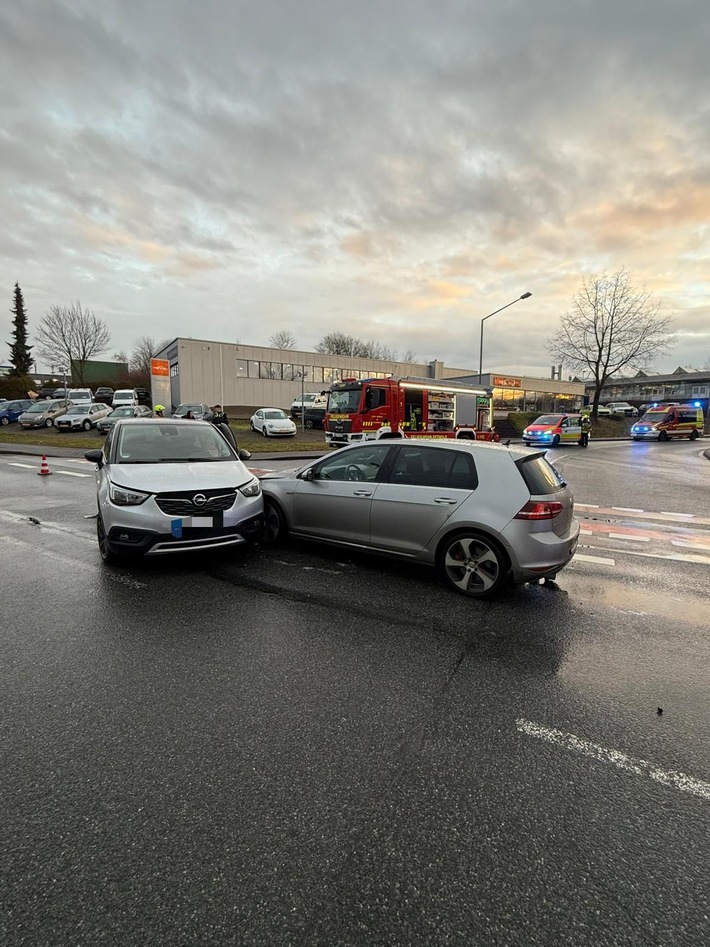 FW-DT: Verkehrsunfall mit gemeldeter eingeklemmter Person