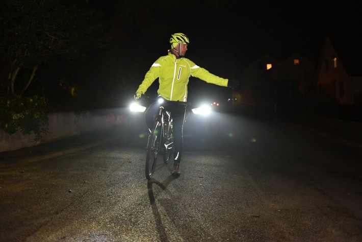 Licht ins Dunkel bringen / ADAC: Tipps für bessere Sichtbarkeit von Radfahrern
