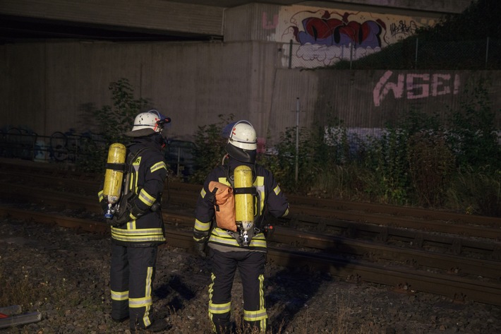 FW Menden: Brennender Unrat in einem ehemaligen Werkstunnel