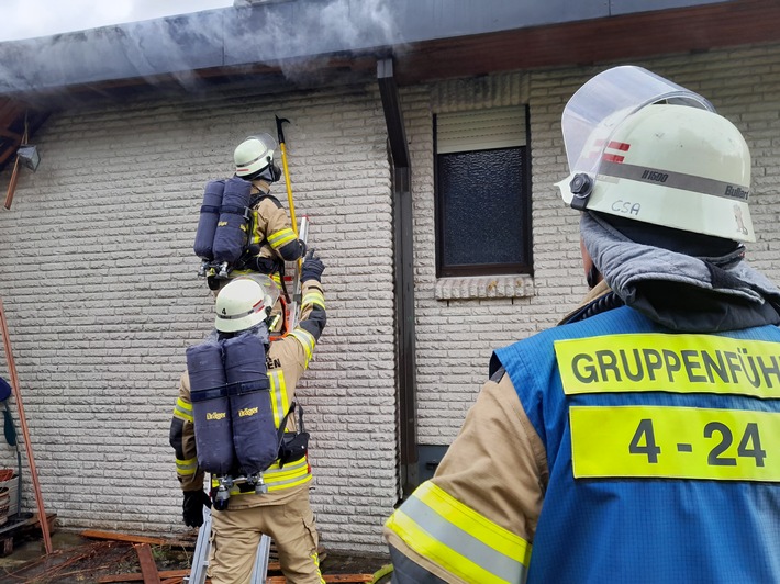 FW Bremerhaven: Garage in Vollbrand