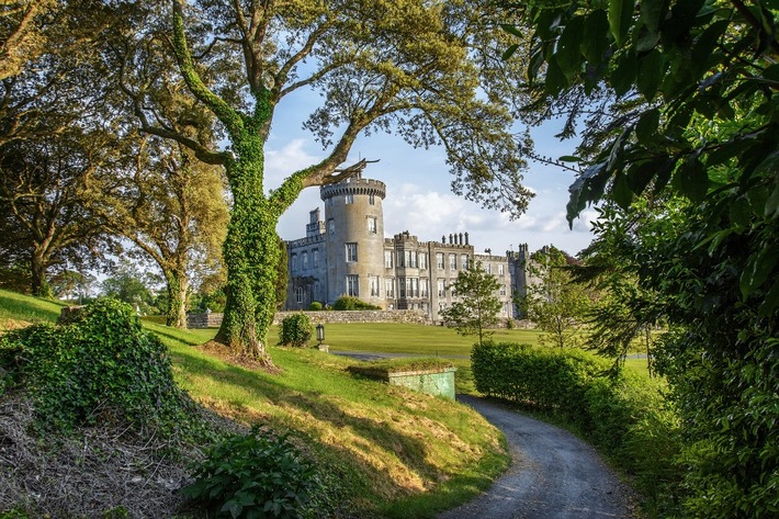 Geheimnisvoller Sehnsuchtsort Schloss: Ein alpenländischer Trachtenjanker Inspirationsquelle für die weltberühmte Chanel-Jacke?