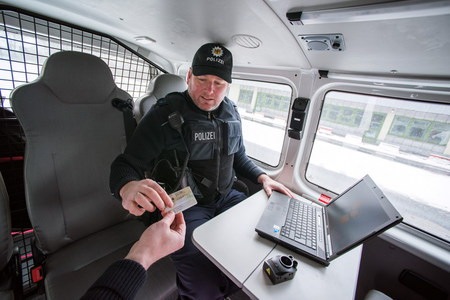 Bundespolizeidirektion München: Unerlaubt Eingereister leistet Widerstand und versucht Geld zu verschlucken/ Bundespolizei schiebt Italiener zurück