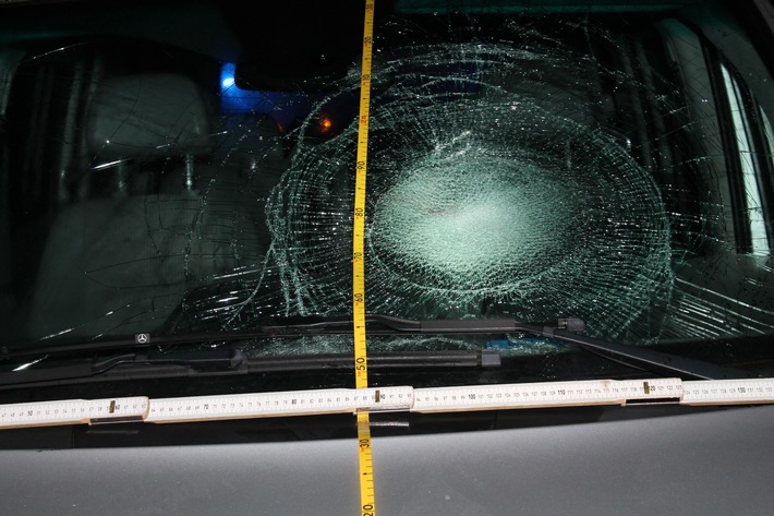 POL-VIE: Brüggen: Autofahrer macht Fehler beim Abbiegen:Radfahrerin schwer verletzt (Fotoberichterstattung)