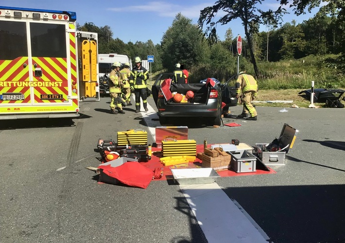 FW-PB: Drei Verletzte nach Verkehrsunfall auf der Bundesstraße 64