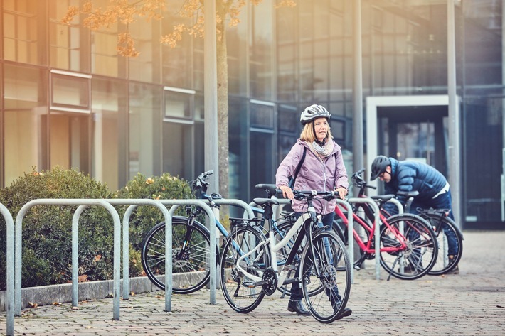 "Beim Radfahren geht es um Gewohnheit und Identität" / Ein Psychologe erklärt, wie man das Fahrrad als Verkehrsmittel in den Alltag integriert und dauerhaft motiviert bleibt / Das Fahrrad im Alltag nutzen: Klimafreundlich, gesund, einfach. / Weiterer Text über ots und www.presseportal.de/nr/149277 / Die Verwendung dieses Bildes ist für redaktionelle Zwecke honorarfrei. Veröffentlichung bitte unter Quellenangabe: "obs/Initiative RadKULTUR/Heiko Simayer"