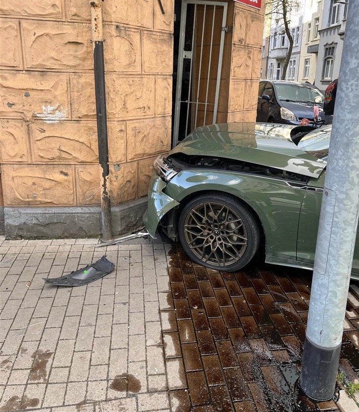 POL-HA: Audi-Fahrer fährt bei Ausweichmanöver in Kiosk