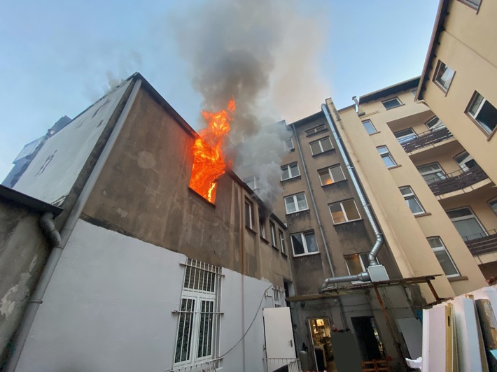 FW-DO: Feuer in einem Anbau // Wohnung durch Brand komplett zerstört